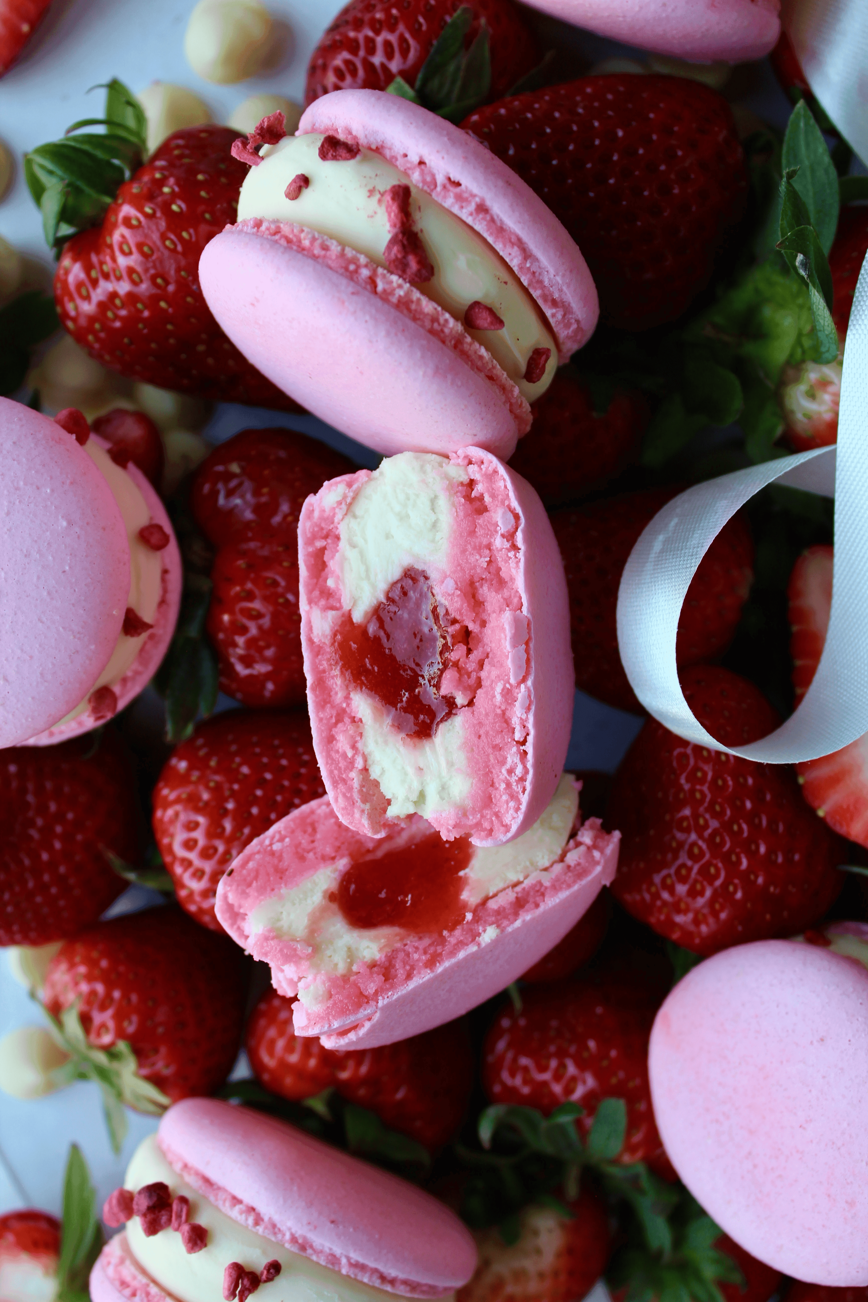 Strawberries & Cream macaron