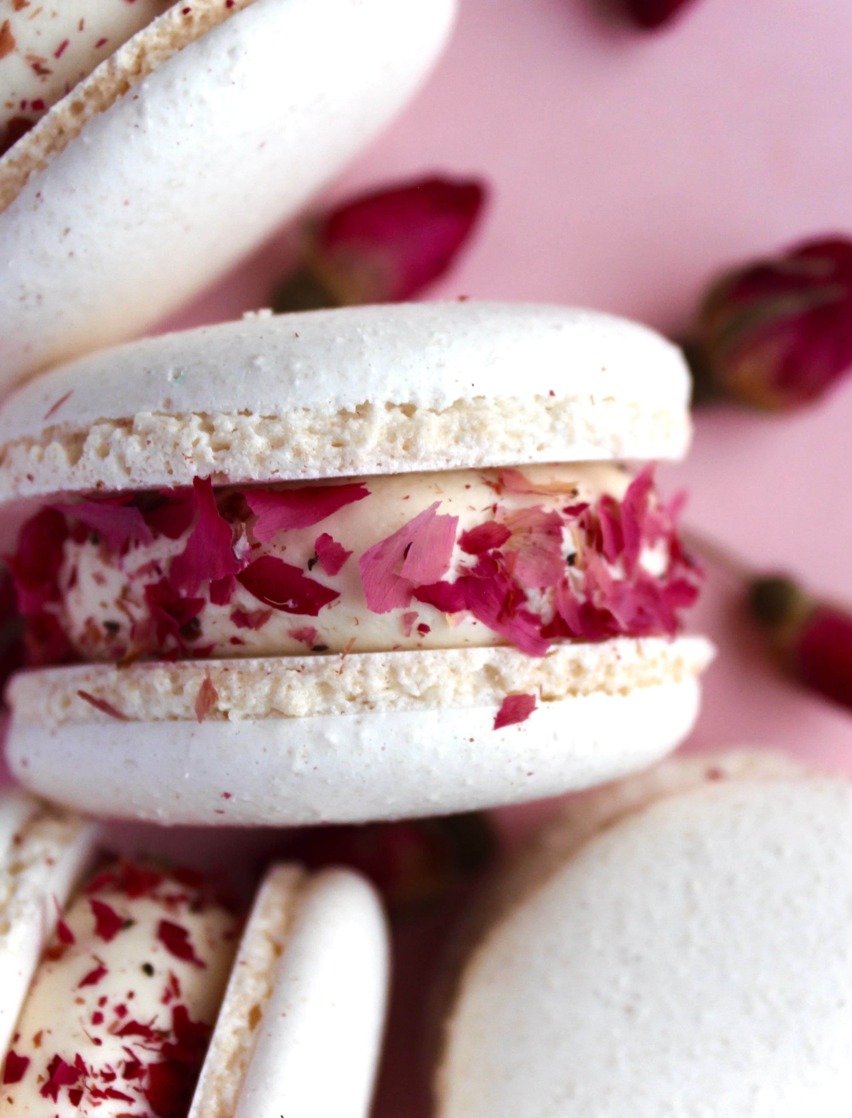 Raspberry & Lychee macaron 