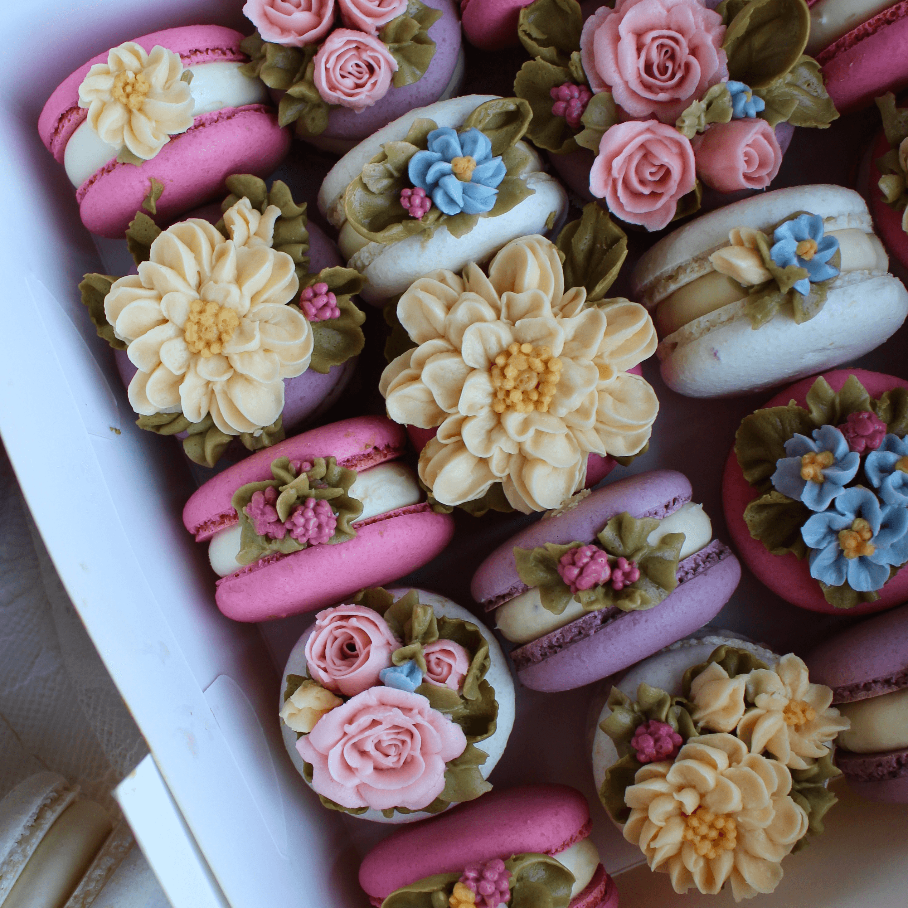 Seasonal holiday themed macarons